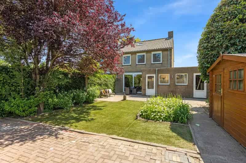 Moderne Twee Onder Een Kapwoning met Garage en Tuin