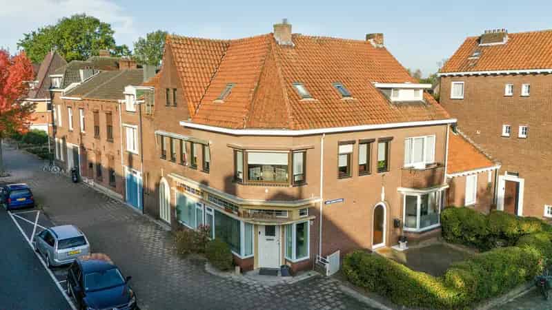 Hoekpand Venlo-Oost: Bedrijfsruimte met 3 Slaapkamers en Terras