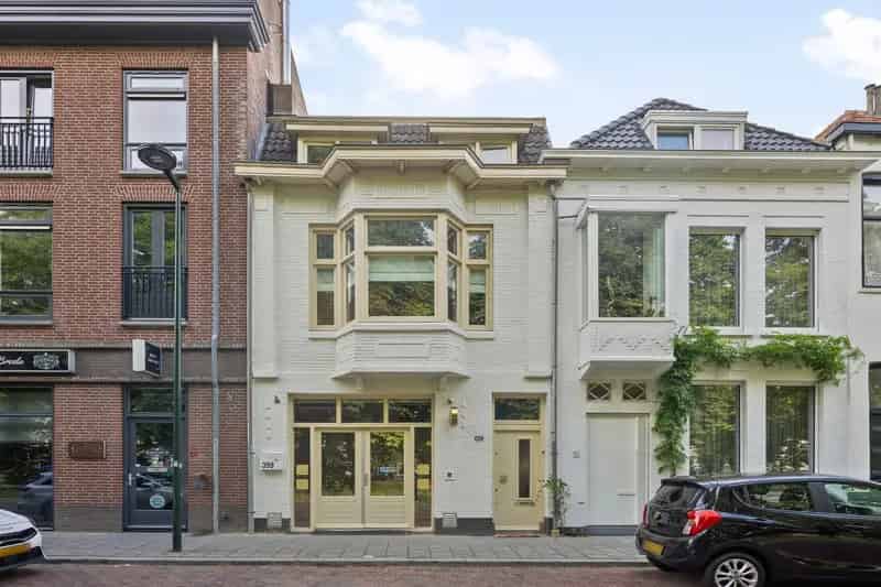 Appartement te koop Breda: Charmante bovenwoning met dakterras en verhuurde salon
