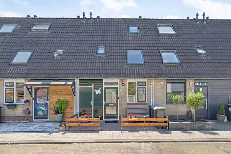 Huis te koop Spijkenisse 4 slaapkamers moderne keuken tuin op het zuiden