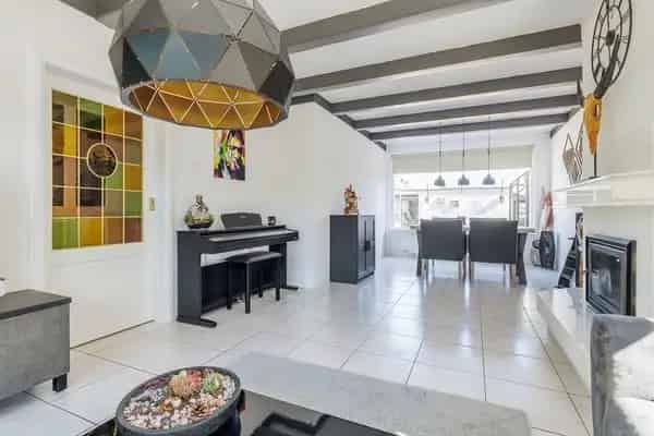 Ruime 4 Slaapkamer Eengezinswoning Zuidwijk Diepe Tuin Garage