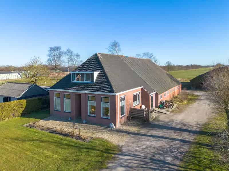 Woonboerderij met schuur op 21 hectare te Doezum