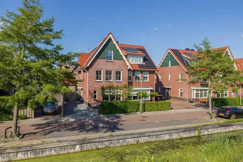 Huis te koop Hillegom: Ruime 5 slaapkamer gezinswoning aan het water