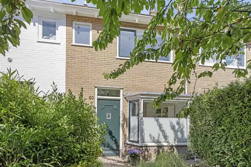 Sfeervol Oud Huis met Gerenoveerde Erker en Ruime Woonkamer