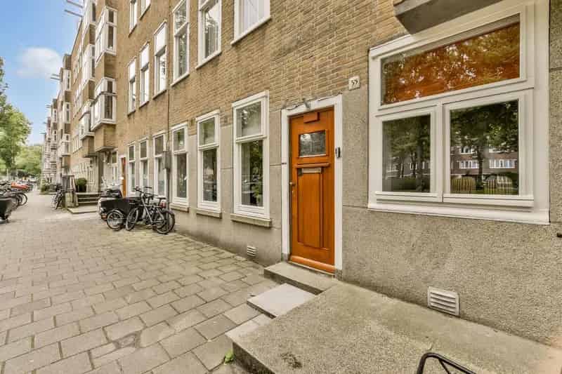 Moderne benedenwoning met tuinhuis te Amsterdam