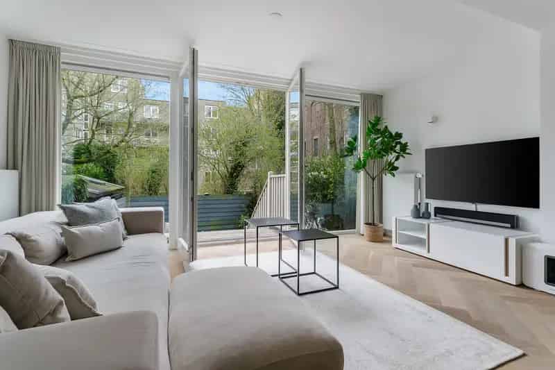 Amsterdamse benedenwoning met tuin en sauna te koop
