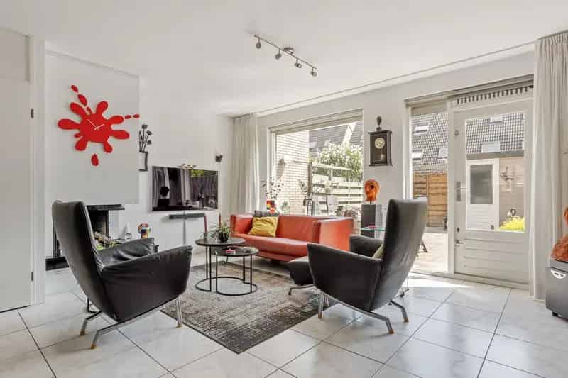 Tussenwoning Rokkeveen 3 slaapkamers moderne badkamer zonnige tuin