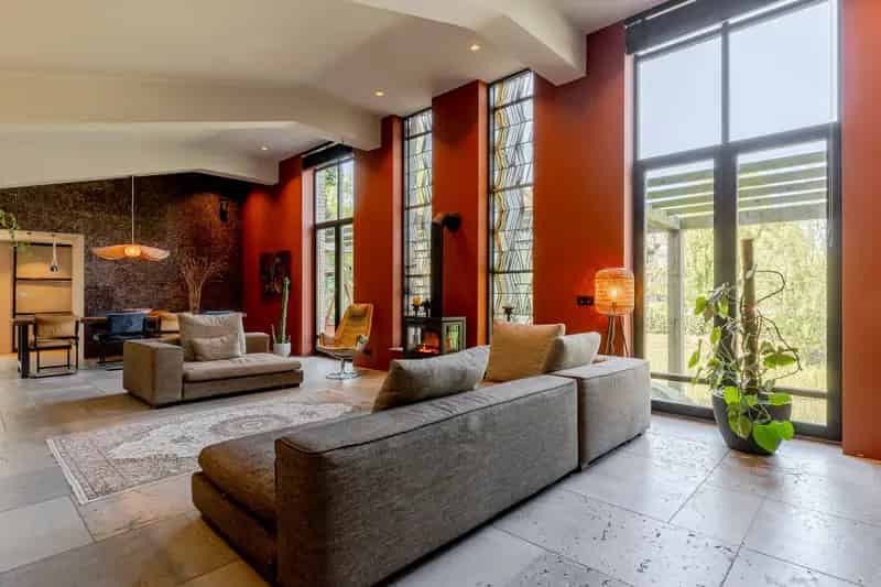 Huis te koop voormalige kerk 424m2 plus 567m2 bedrijfsruimte
