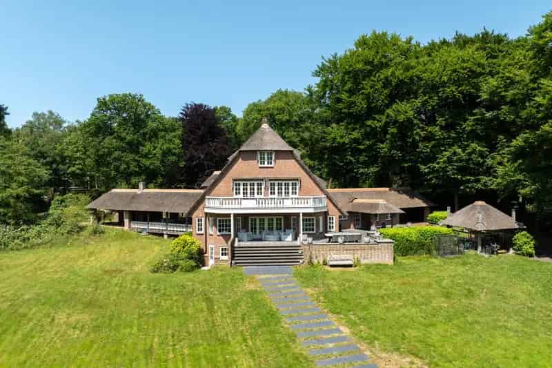 Luxe Engels Landhuis te Koop 26 hectare grond Zwembad Guesthouse