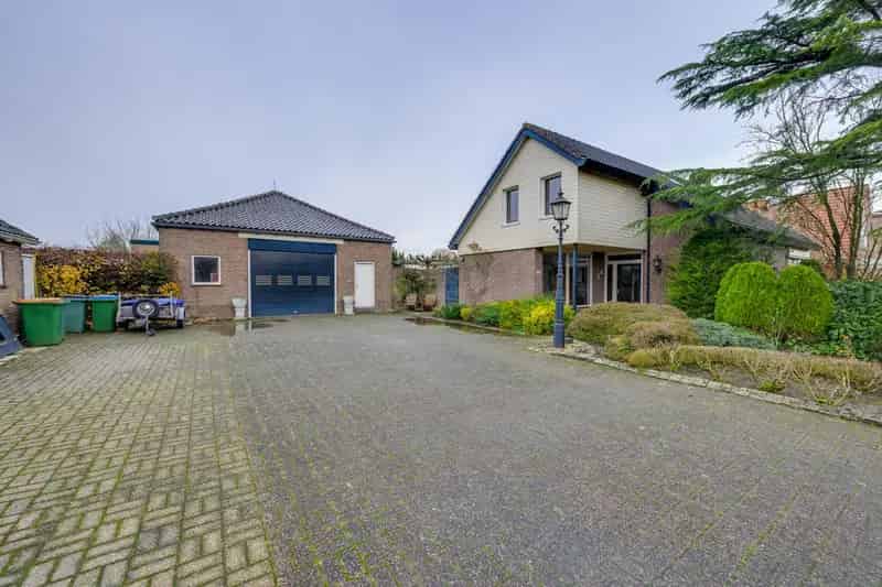 Vrijstaande Villa met Grote Loods en Royale Tuin
