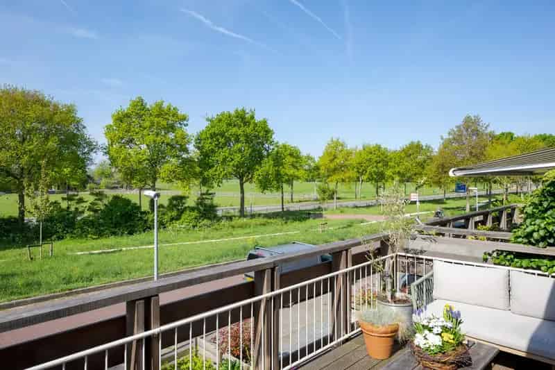 Grote Uitgebouwde Drive-in Woning met Weids Uitzicht