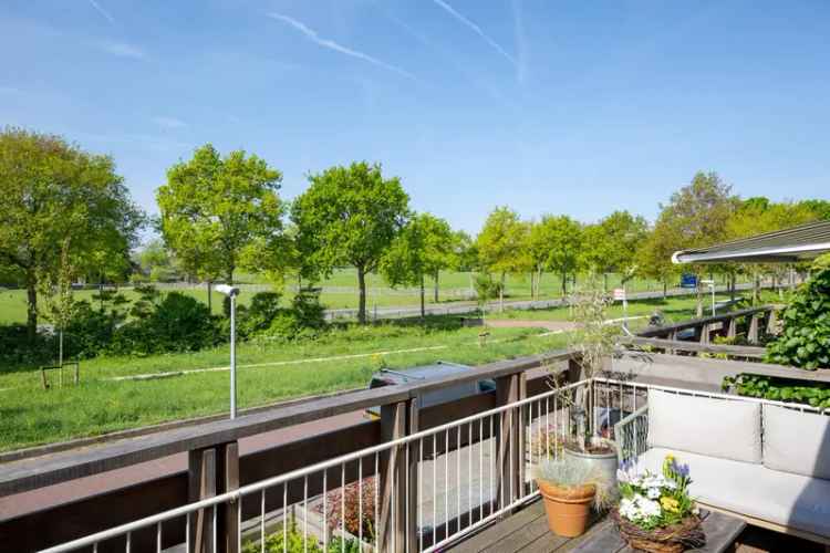 Grote Uitgebouwde Drive-in Woning met Weids Uitzicht