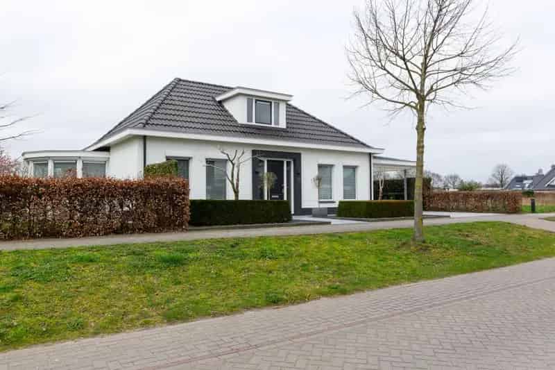Moderne Semi-Bungalow te Koop 3 slaapkamers 721m2 tuin
