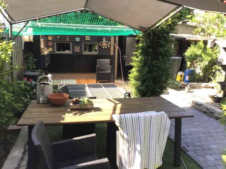 Huis met grote tuin garage en zolder