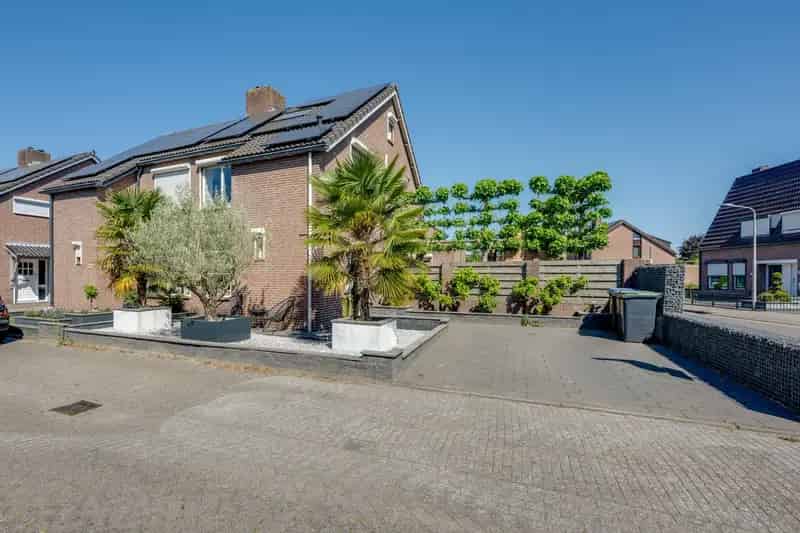 2-onder-1-kapwoning Sprundel 4 slaapkamers nieuwe keuken garage zonnepanelen