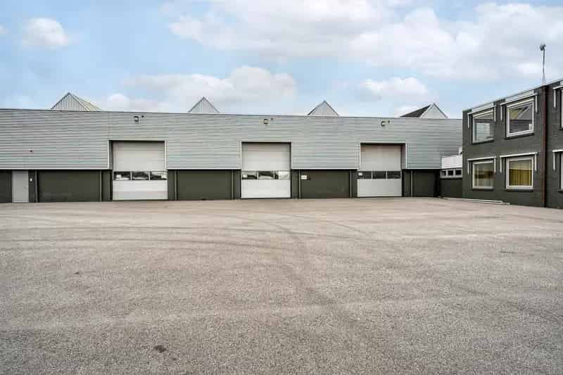 Bedrijfshal te Huur Lisse 2425m²