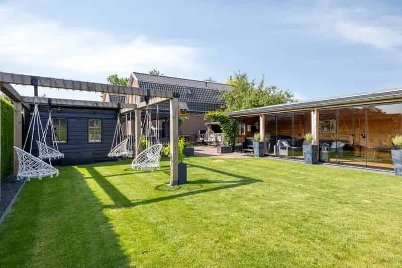 Ruime helft van dubbel 220m2 Kootwijkerbroek 5 slaapkamers grote garage