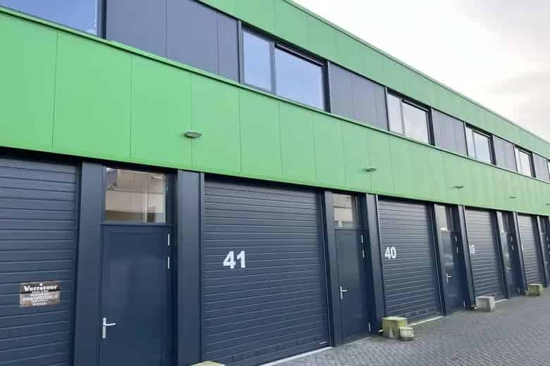90m2 Bedrijfsruimte te Huur Tilburg Kantoorruimte Overheaddeur Krachtstroom