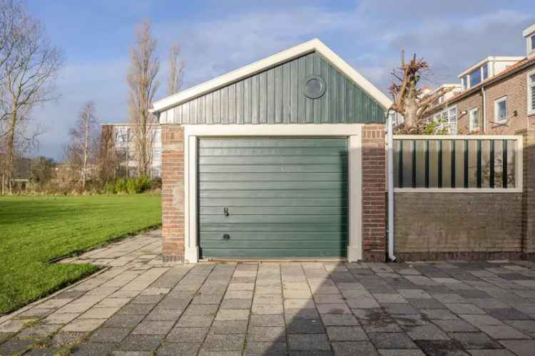 Hoekwoning met garage in Den Helder Nabij winkels scholen