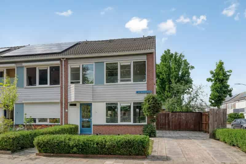 Ruime Hoekwoning Nabij Plantsoen - 4 slaapkamers