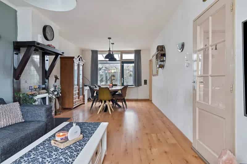 Huis te koop Tilburg: 4 slaapkamers, serre, 10 zonnepanelen