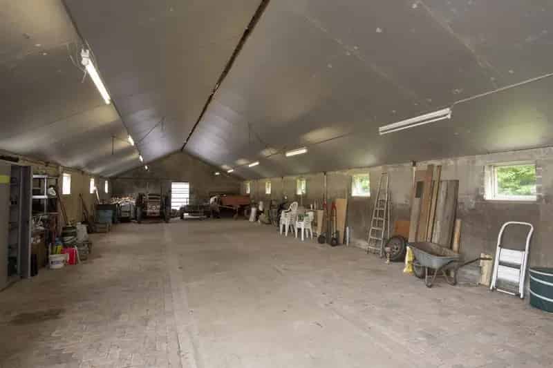 Vrijstaand woonhuis met dubbele woonbestemming en groot bijgebouw