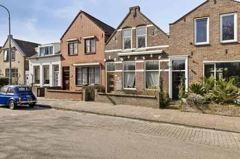 Tussenwoning nabij centrum met grote tuin 3 slaapkamers