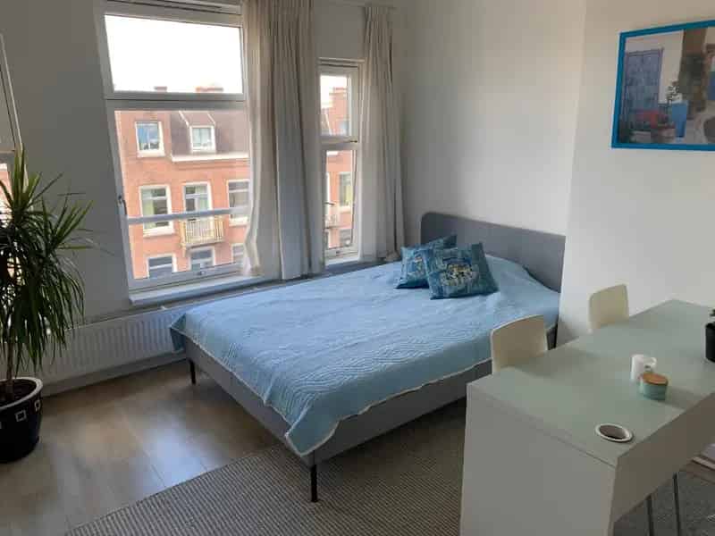 Studio bovenste etage levendige buurt