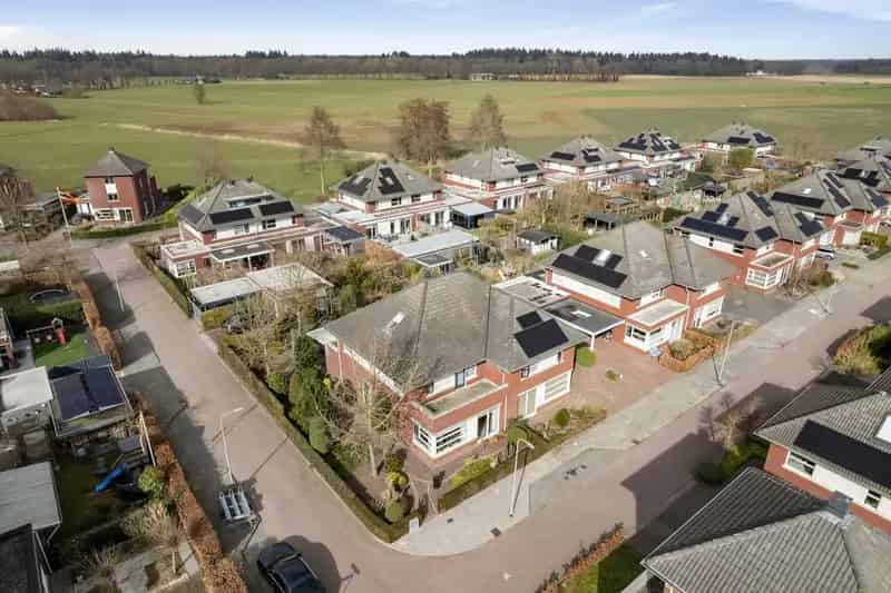 Ruime Uitgebouwde Woning Schalkhaar 176m2 Serre Garage