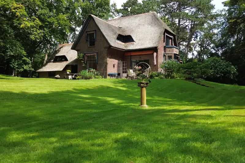 Huis te koop Aerdenhout: Ruime villa met rieten dak en grote tuin