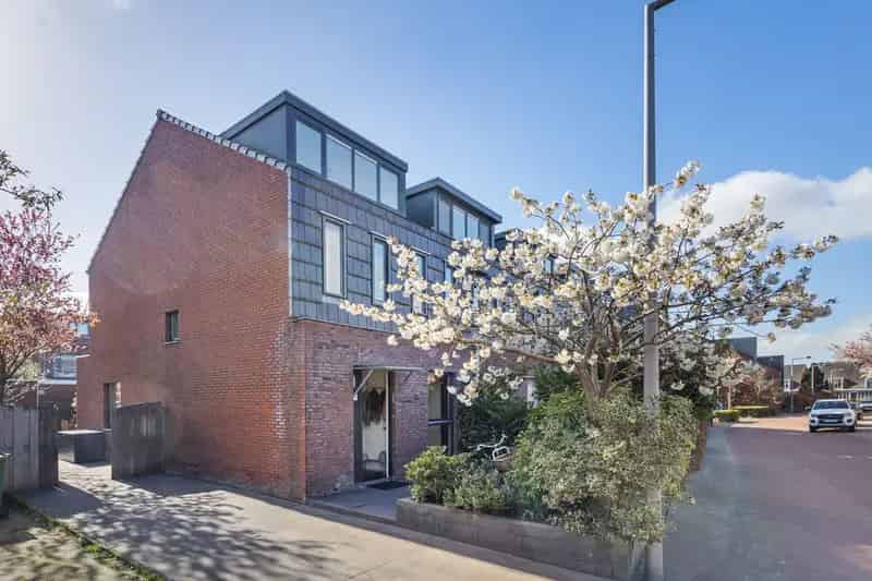 Hoekwoning 3 slaapkamers grote tuin oprit Zoetermeer