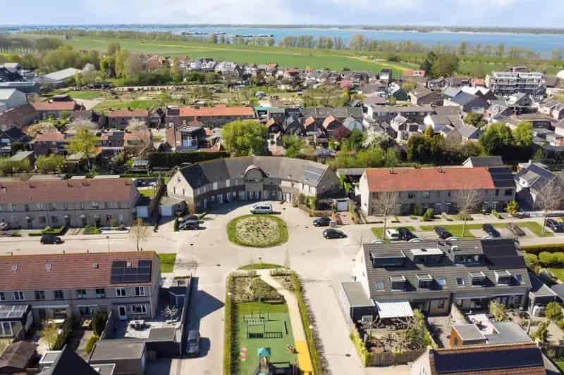 Huis te koop Lage Zwaluwe: Ruime Hoekwoning met Tuin en 8 Zonnepanelen