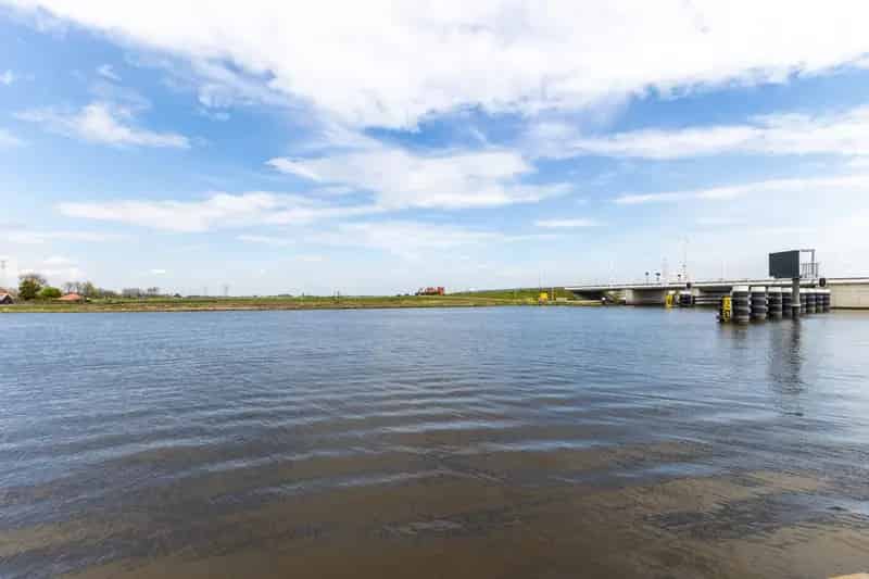 Vrijstaande woning aan vaarwater Westknollendam