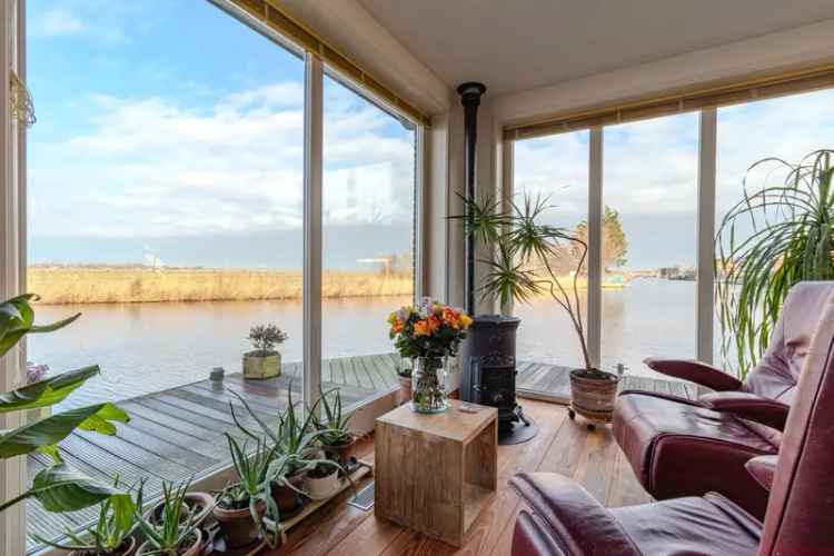 Huis te koop Oostknollendam: Aan het water gelegen woning met 3 slaapkamers