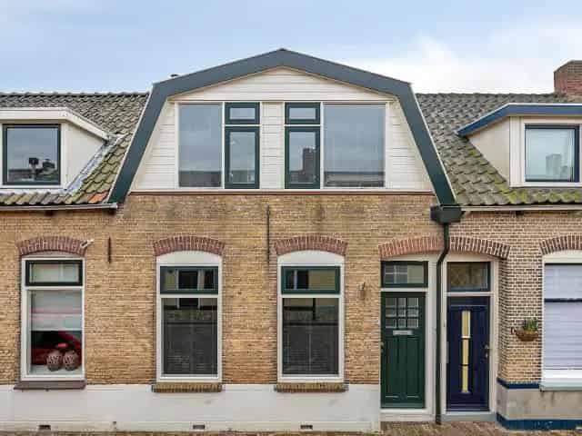 Tussenwoning Sommelsdijk 3 slaapkamers zonnige tuin