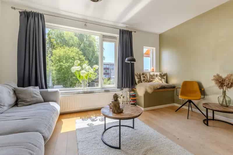 Huis te koop Krommenie: Charmante split-level woning aan vaarwater