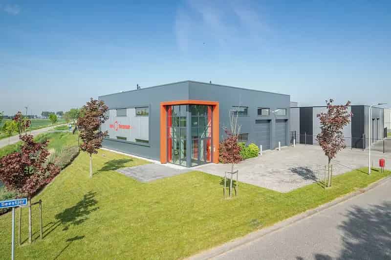 Bedrijfshal Stiens te koop met inpandige woning