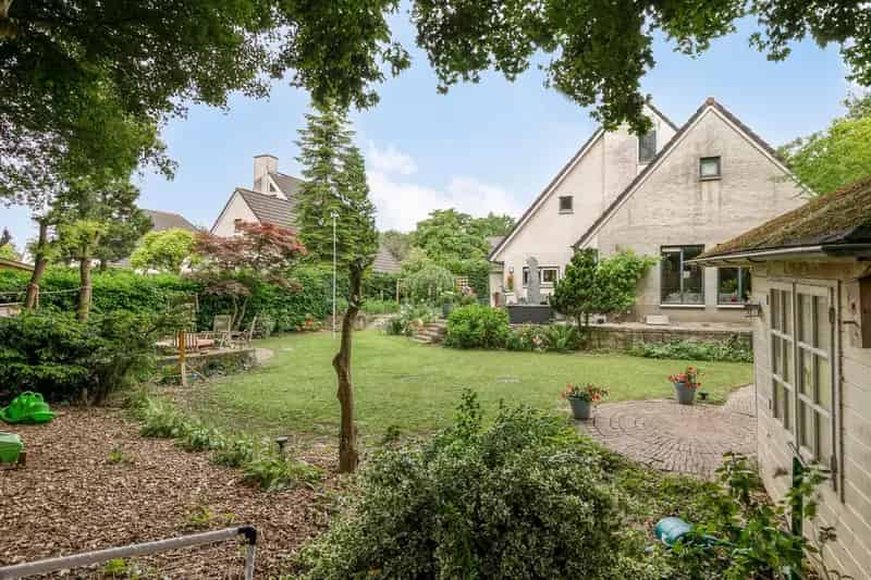 Vrijstaande woning 5 slaapkamers Almere Hout grote tuin