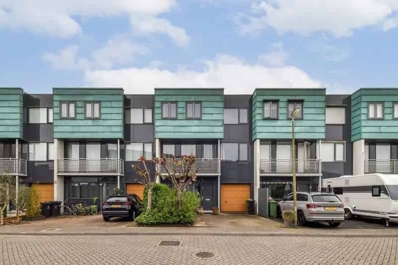 Huis te koop Purmerend  186m2  6 slaapkamers  tuin aan het water