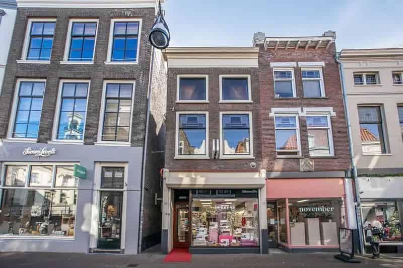 Winkelruimte met Woonmogelijkheden Dordrecht  274m²