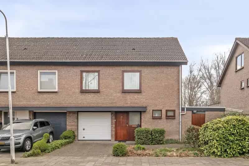 Ruime 6 Slaapkamers Tweekapper met Garage en Tuin