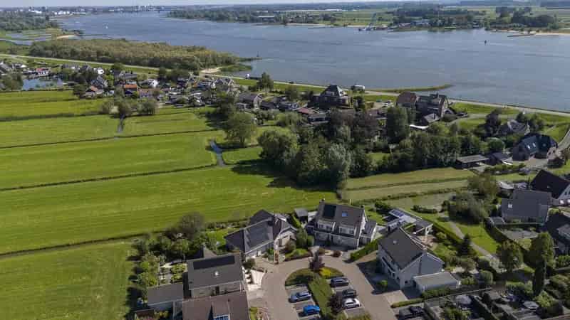 Tweekapper 4 slaapkamers vrij uitzicht polder Zuidoost tuin