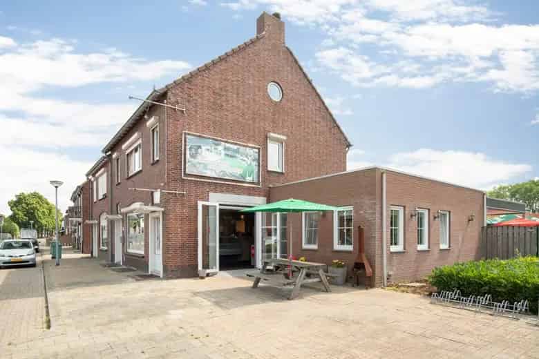 Cafetaria te Koop Weert 428m2 Hoge Omzet