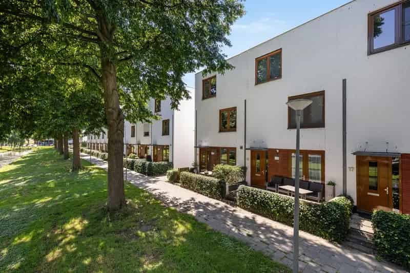 Ruime Hoekwoning Hoogvliet 3 slaapkamers Garage Tuin Dakterras