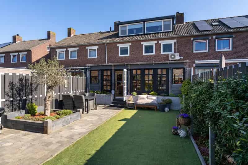 Tussenwoning Hooipolder 3 slaapkamers carport berging
