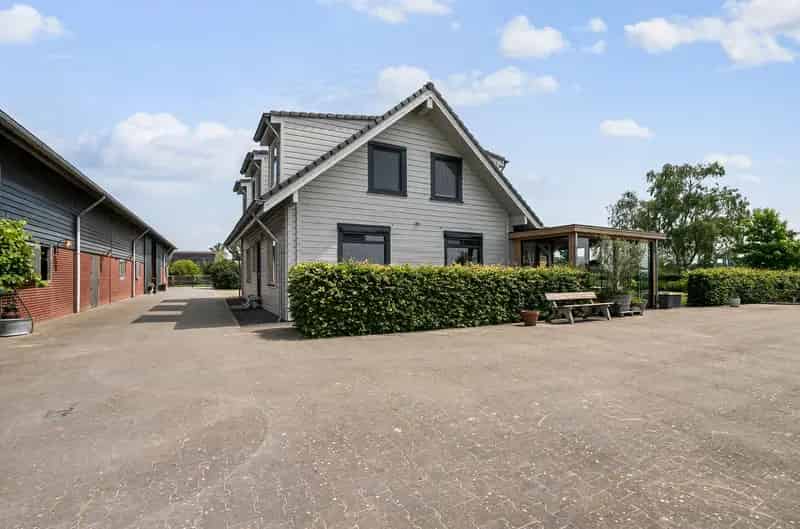 Huis te koop Teuge: Luxe houten woning met paardenfaciliteiten