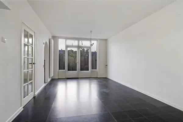 Ruime Hoekwoning met Tuin Nabij Voorzieningen