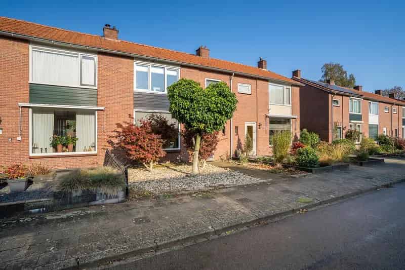 Tussenwoning Losser: Instapklaar met diepe tuin en moderne keuken