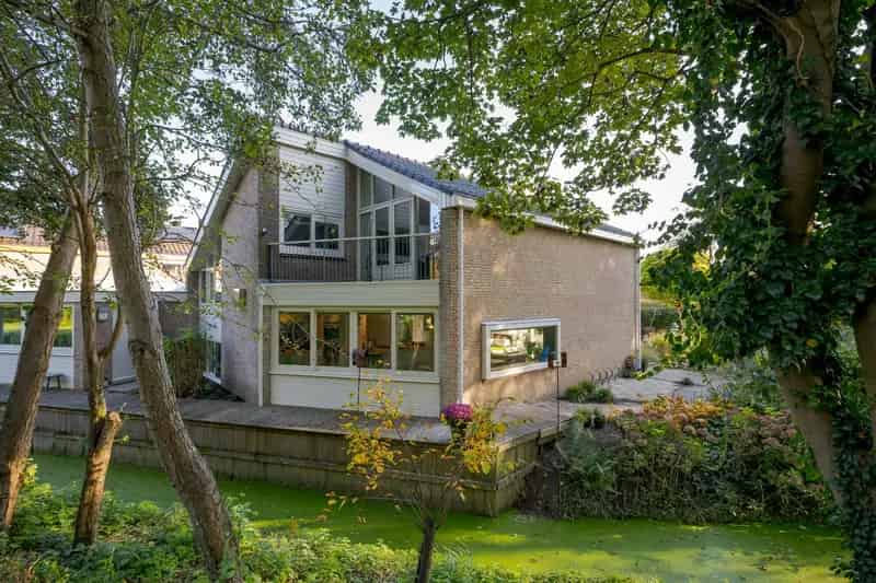 Ruime Villa te Koop nabij Leiden met Parkbos als Achtertuin