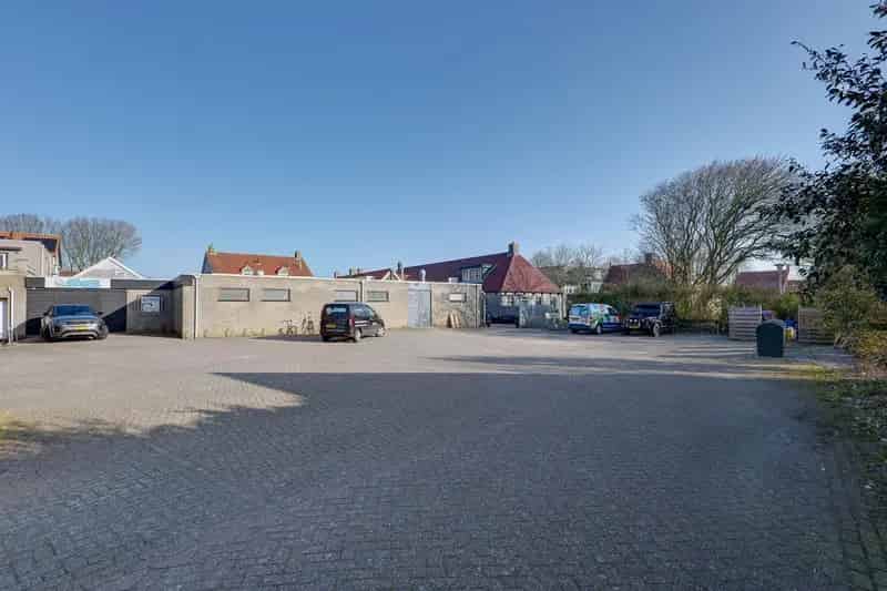 Woonwinkelpand Buren 430m2 Parkeerterrein Centrumlocatie